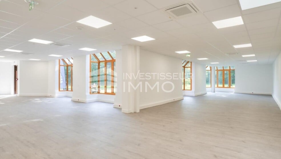 Office in Croissy Beaubourg for lease - Interior Photo - Image 3 of 4