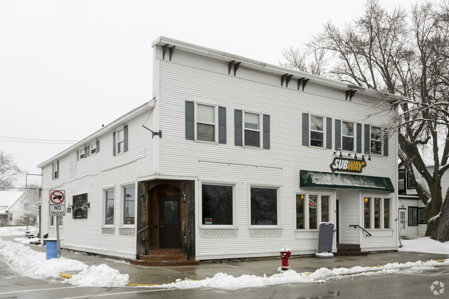 111 E Rhine St, Elkhart Lake, WI à vendre - Photo principale - Image 1 de 1