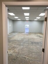 8308-8318 N Saulray St, Tampa, FL for lease Interior Photo- Image 2 of 5