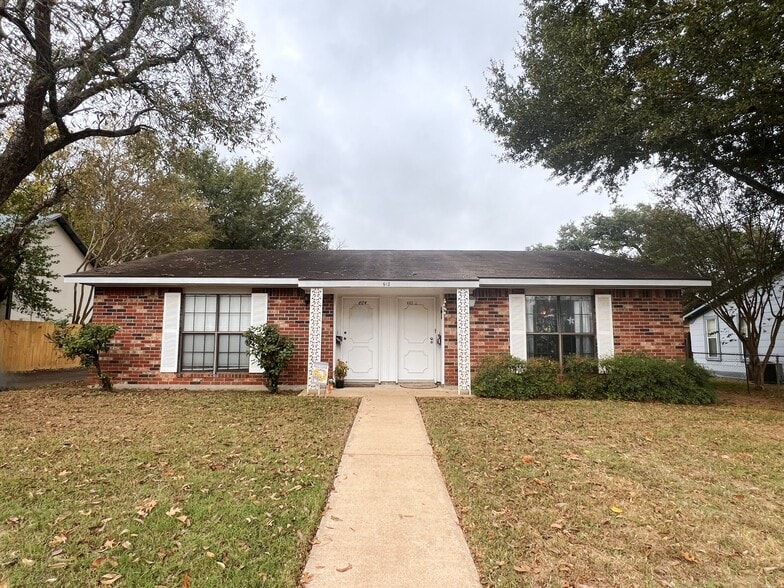 602 S Jackson St, Brenham, TX for sale - Building Photo - Image 3 of 12