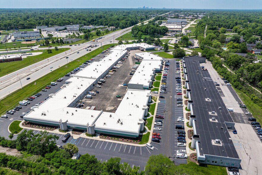 6330 E 75th St, Indianapolis, IN à louer - Photo du bâtiment - Image 2 de 4