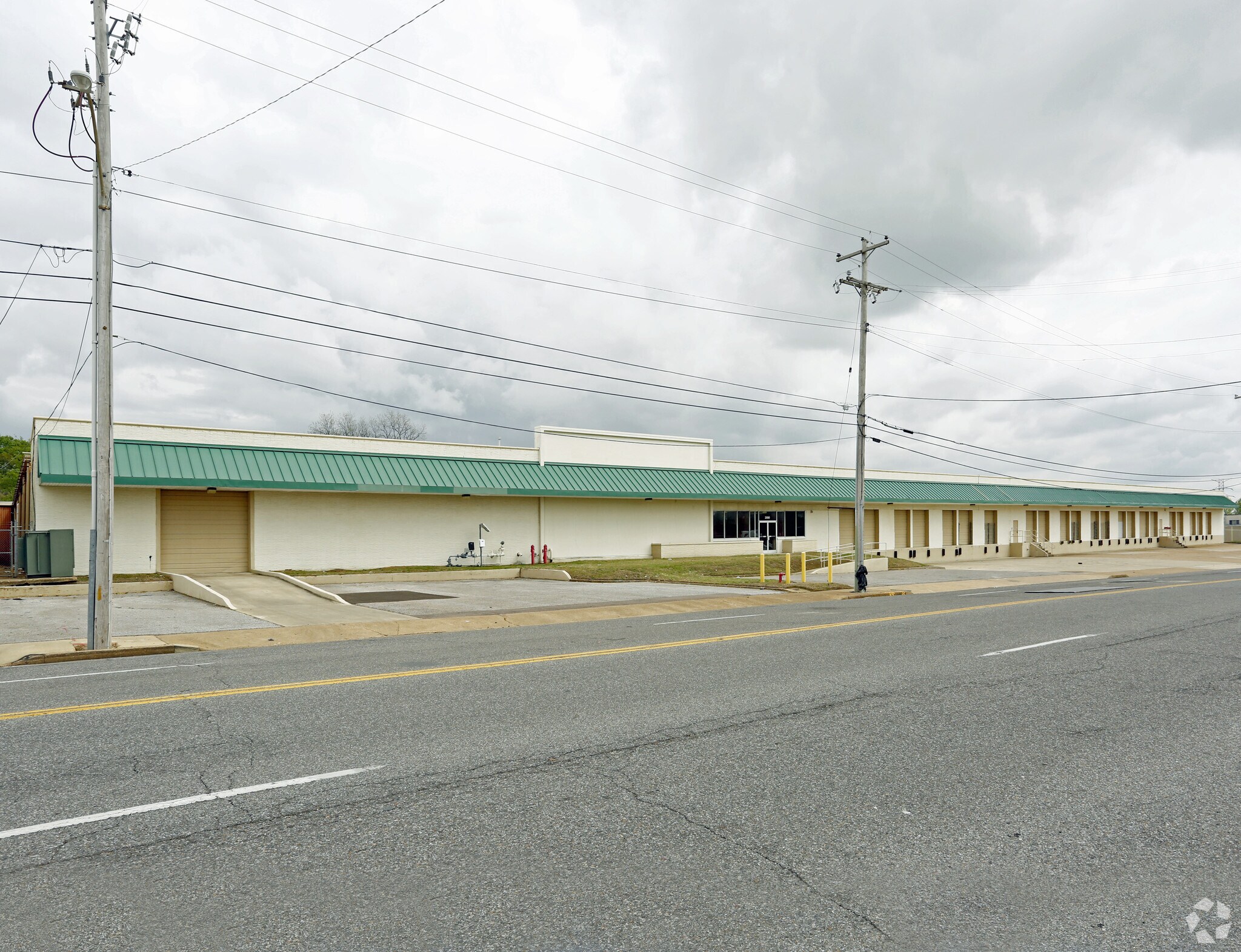 2000 Latham St, Memphis, TN for lease Primary Photo- Image 1 of 8