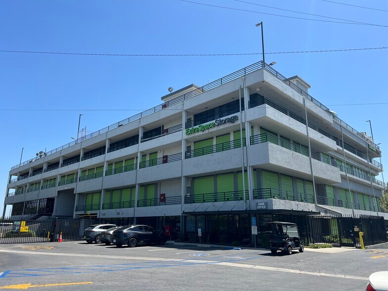15500 Erwin St, Van Nuys, CA à louer - Photo du bâtiment - Image 2 de 3
