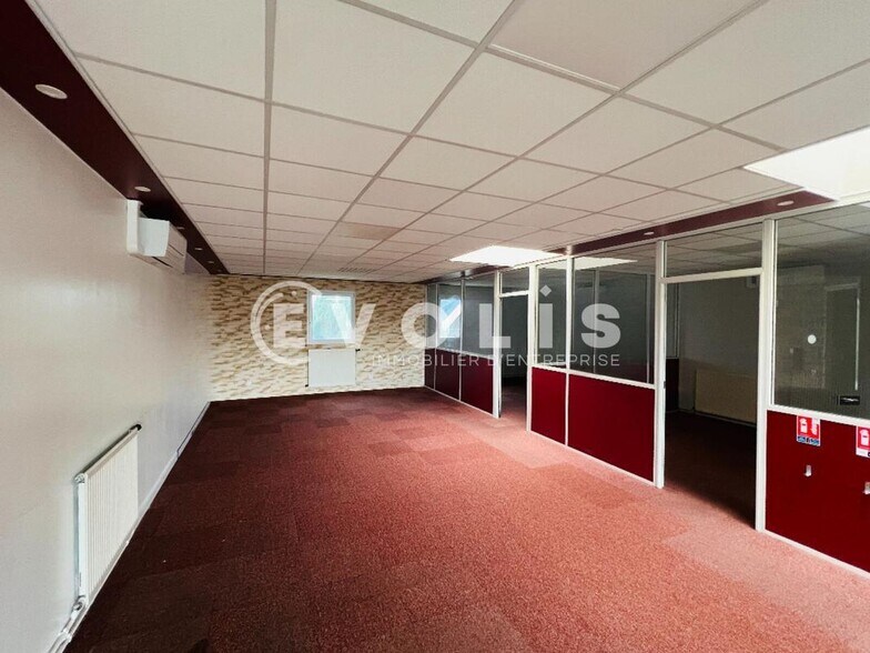 Office in Savigny-le-Temple for lease - Interior Photo - Image 2 of 6