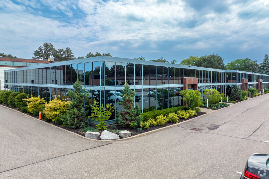 235-255 Lesmill Rd, Toronto, ON for lease - Building Photo - Image 2 of 5