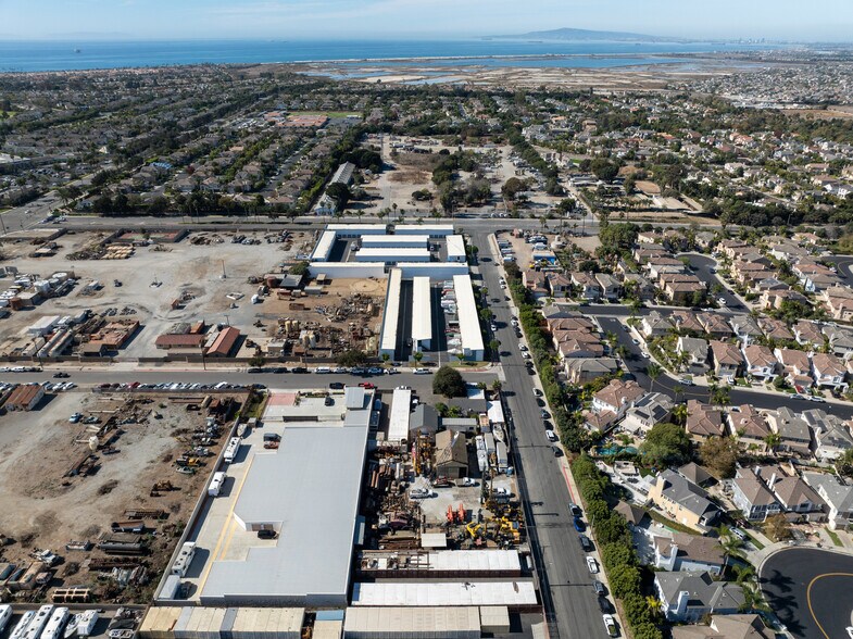 18792 Stewart Ln, Huntington Beach, CA à vendre - Photo du bâtiment - Image 2 de 4
