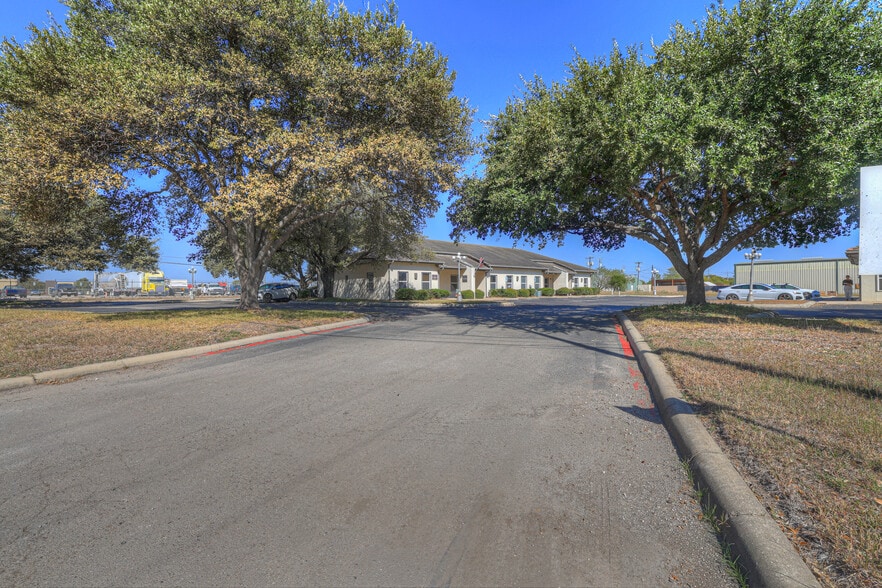 3 Commercial Pl, Schertz, TX à louer - Photo du bâtiment - Image 2 de 35