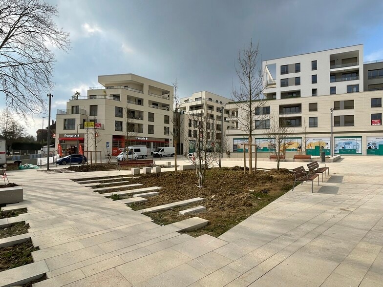 Retail in Antony for lease - Building Photo - Image 3 of 4