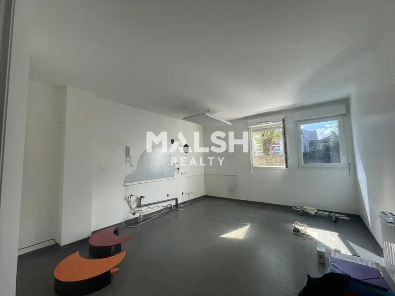 Bureau dans Vénissieux à vendre - Photo du bâtiment - Image 3 de 7