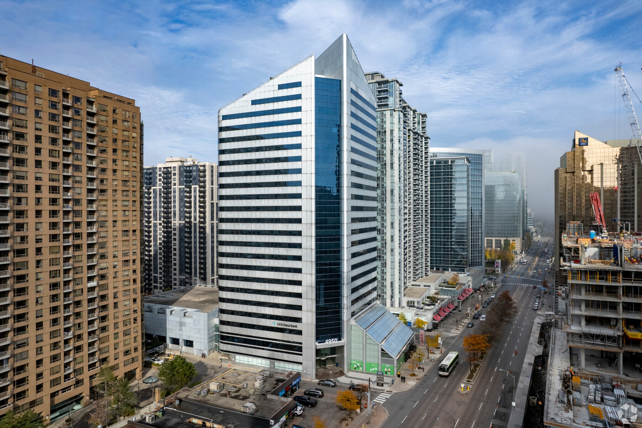 4950 Yonge St, Toronto, ON à louer Photo du bâtiment- Image 1 de 4