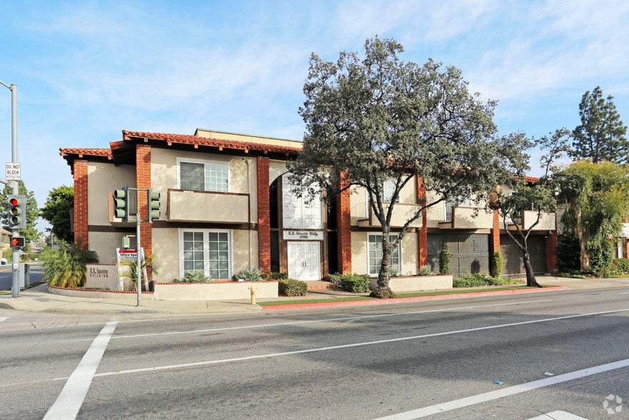 17321 Irvine Blvd, Tustin, CA for lease - Primary Photo - Image 1 of 14