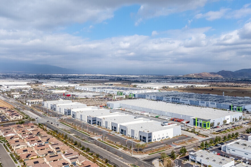 5200-5210 Hamner Ave, Eastvale, CA à louer - Photo du bâtiment - Image 1 de 12