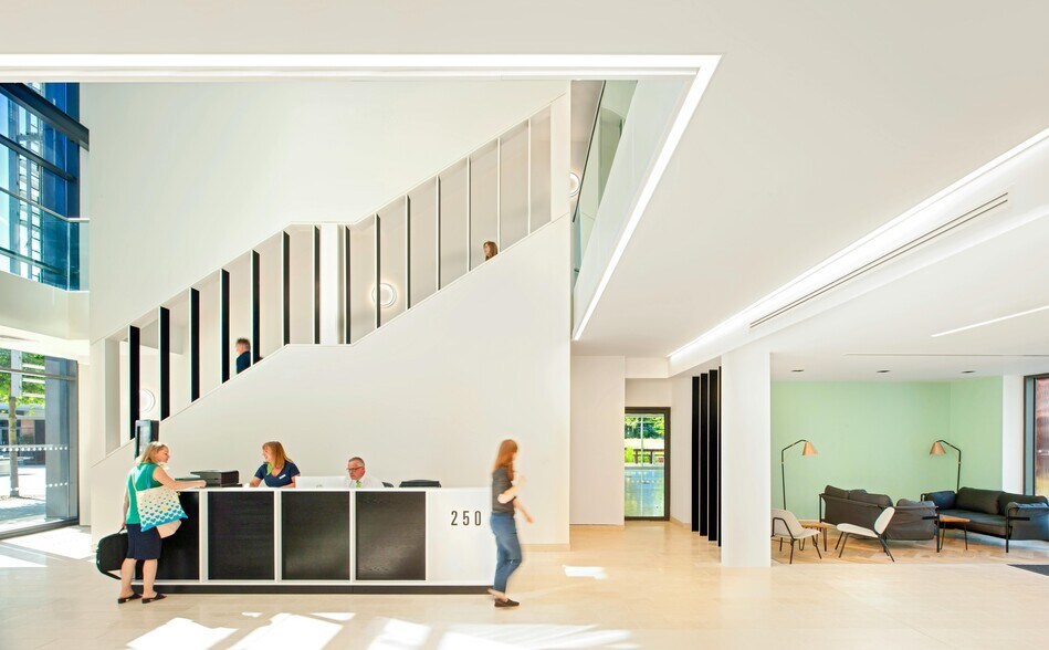 250 South Oak Way, Reading à louer - Photo du bâtiment - Image 2 de 3
