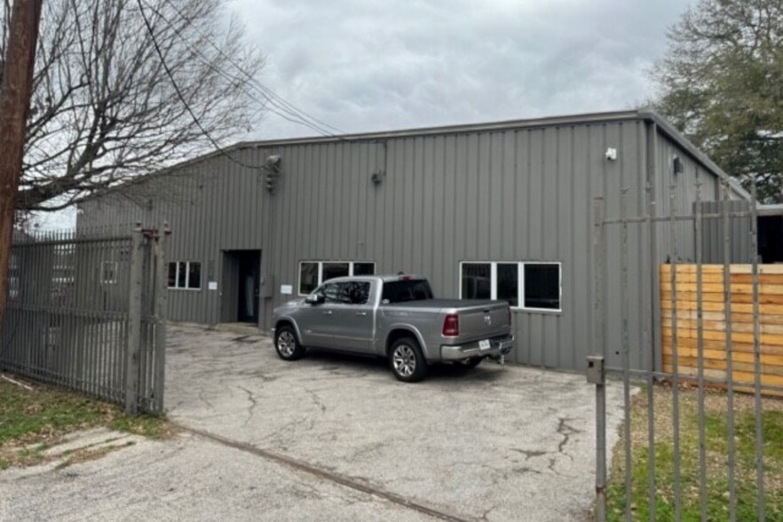 2210 Sandman St (Primary Address) portefeuille de 2 propriétés à vendre sur LoopNet.ca - Photo du bâtiment - Image 3 de 6