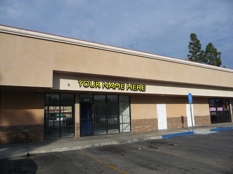 626-666 S Harbor Blvd, Santa Ana, CA à louer - Photo du bâtiment - Image 1 de 1