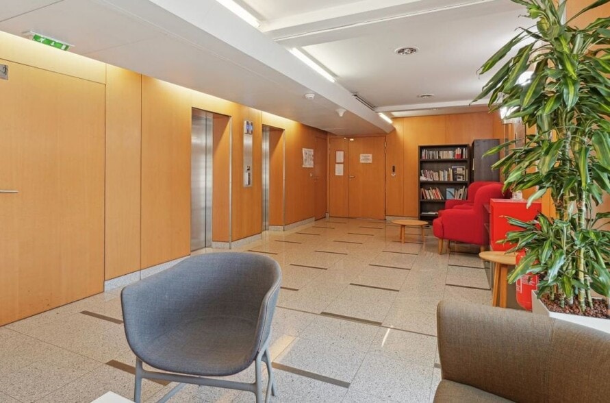 137-139 Rue De L'Universite, Paris for lease - Lobby - Image 3 of 10