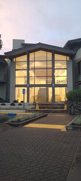 2440 Sand Hill Rd, Menlo Park, CA à louer - Photo du bâtiment - Image 2 de 10