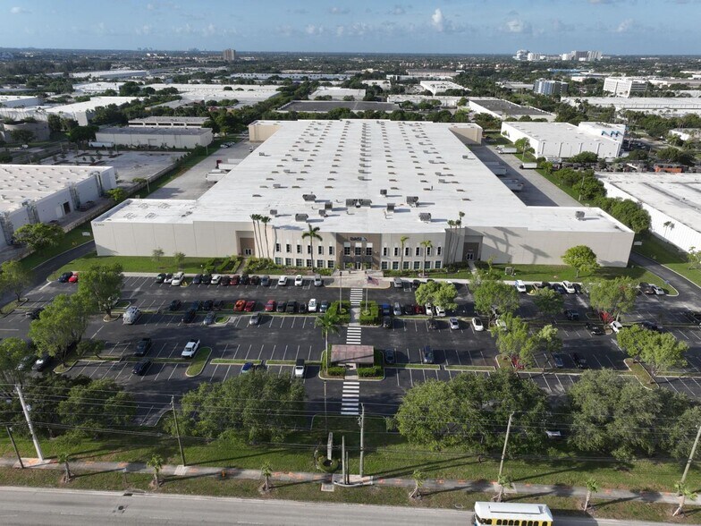 10000 NW 25th St, Doral, FL à louer - Photo du bâtiment - Image 3 de 5