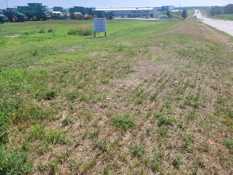 21408 Platteview Road, Gretna, NE à vendre - Photo du bâtiment - Image 2 de 4