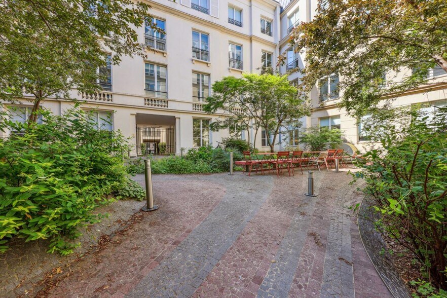 65 Rue De La Victoire, Paris à louer - Photo du bâtiment - Image 3 de 19