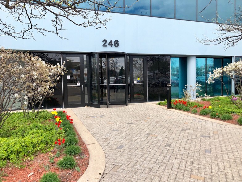 246 E Janata Blvd, Lombard, IL à louer - Photo du bâtiment - Image 3 de 10