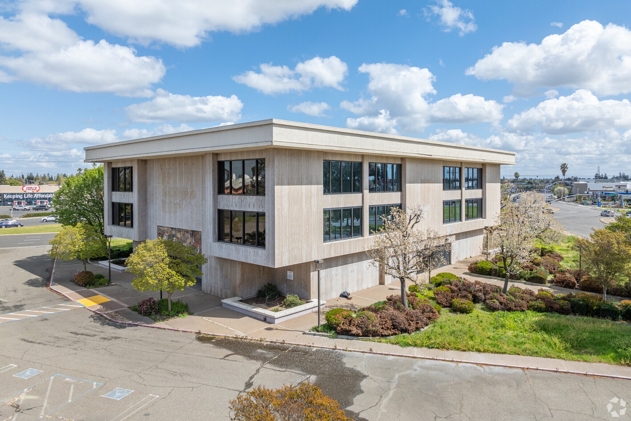 1950 Arden Way, Sacramento, CA à vendre Photo du bâtiment- Image 1 de 17
