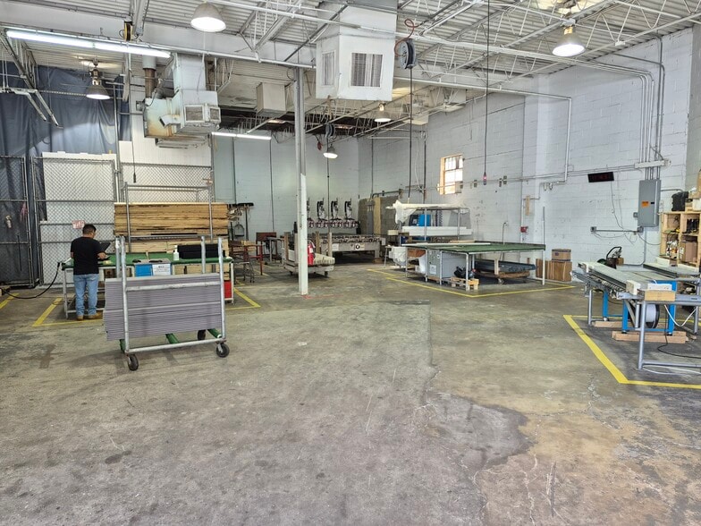 32-40 Commercial Blvd, Medford, NY for lease - Building Photo - Image 3 of 5