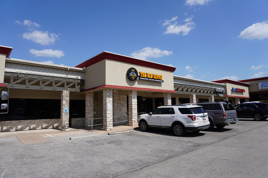 1205 Round Rock Ave, Round Rock, TX for lease - Building Photo - Image 1 of 5