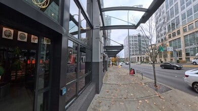 11010 NE 8th St, Bellevue, WA à louer Photo du bâtiment- Image 2 de 4