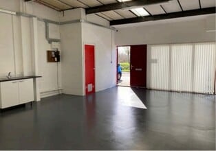 1-19 Bessemer Cres, Aylesbury for lease Interior Photo- Image 2 of 4