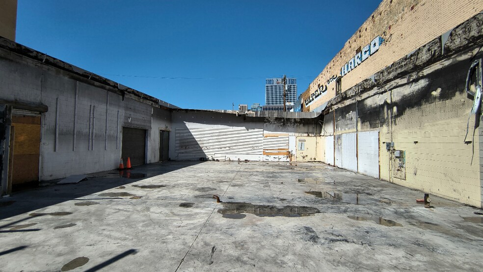 12th and Los Angeles Street Corner portefeuille de 2 propriétés à vendre sur LoopNet.ca - Photo du bâtiment - Image 3 de 5