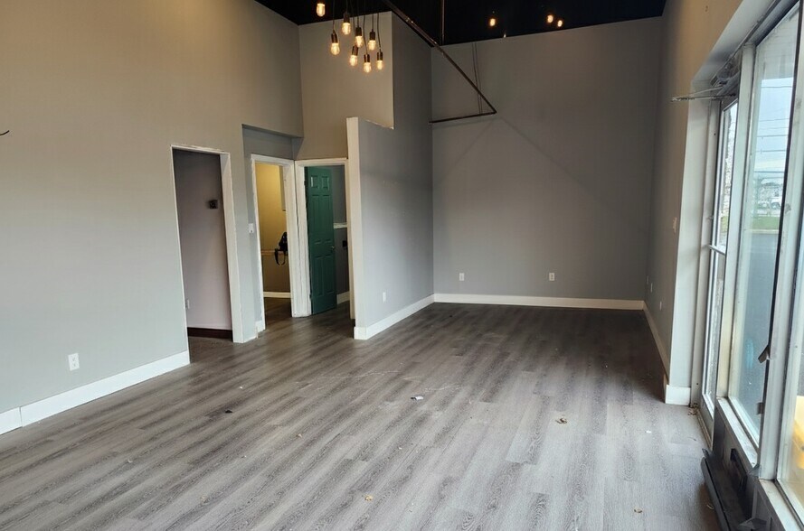 1 Hiscott St, St Catharines, ON à louer - Photo du bâtiment - Image 3 de 14