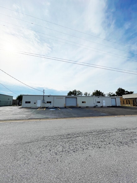 1102 Shaver St, Springdale, AR for sale - Building Photo - Image 1 of 1