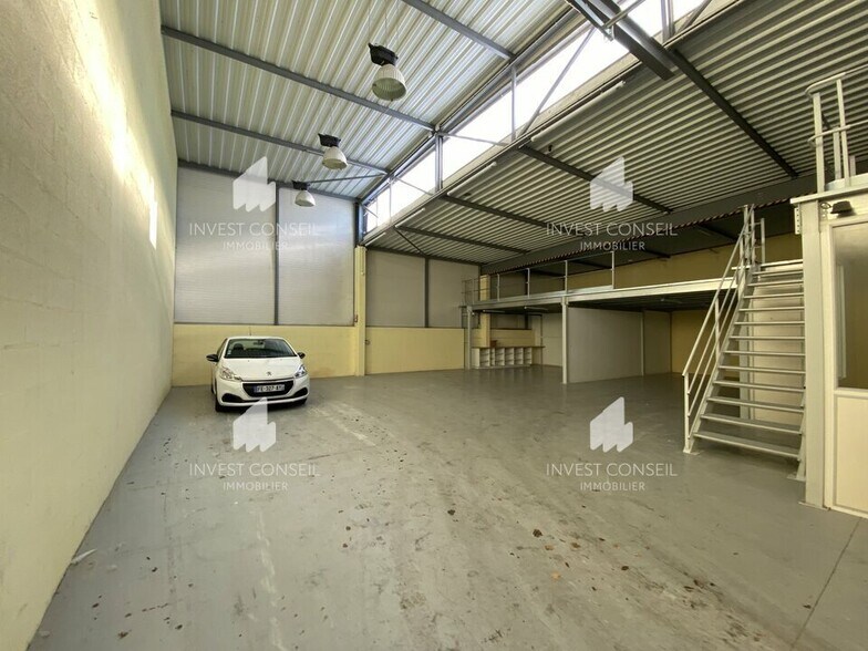 Flex in Frépillon for lease - Interior Photo - Image 2 of 6