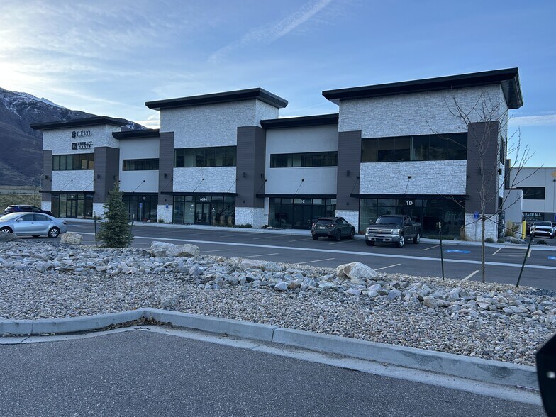 6696 S 2500 East, Uintah, UT à louer - Photo du bâtiment - Image 3 de 5