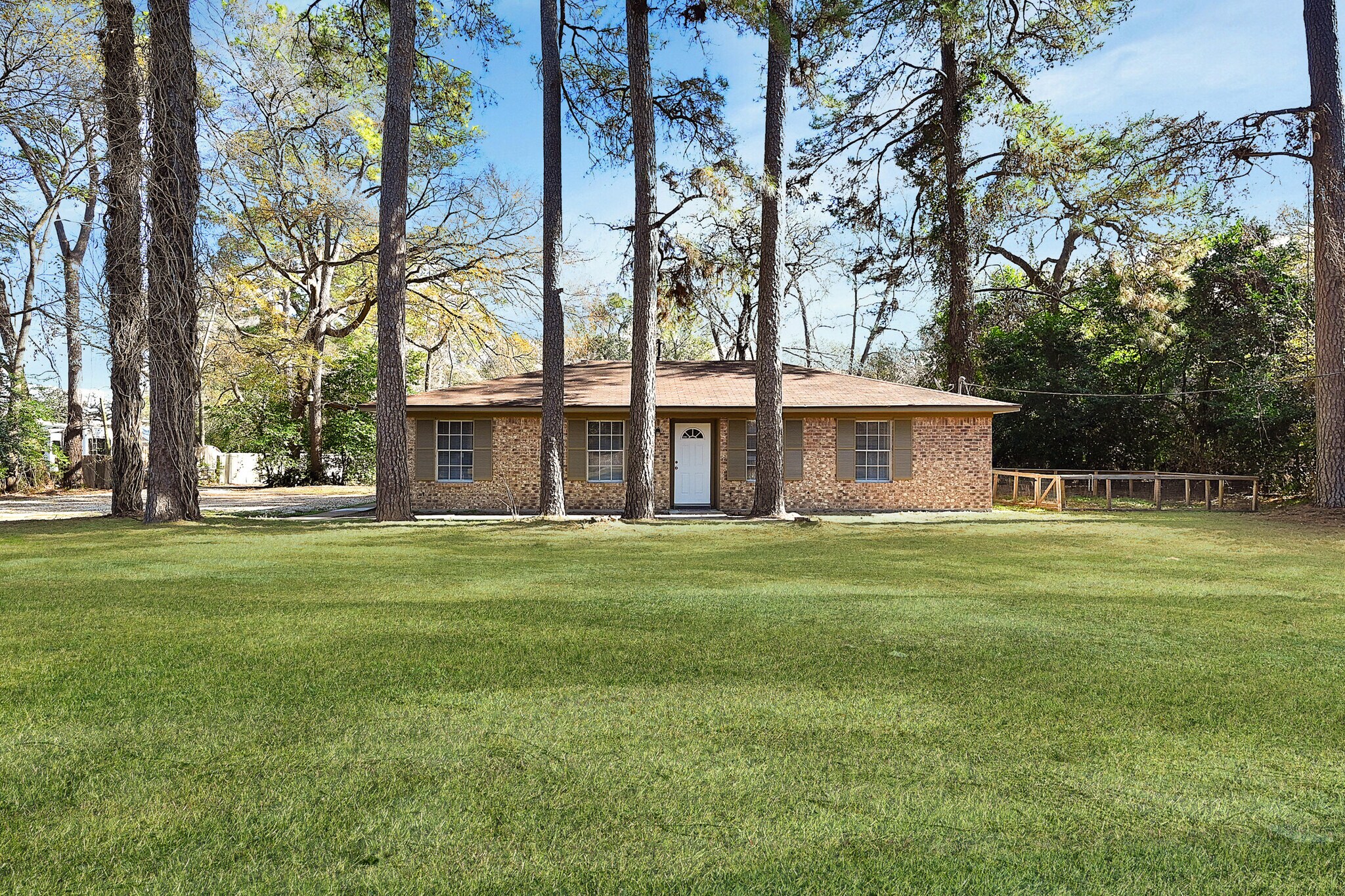 29806 Lazy Ln, Spring, TX à louer Photo du bâtiment- Image 1 de 22