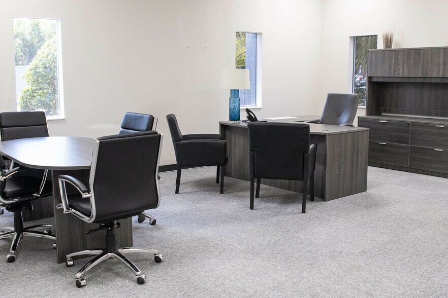 9675 4th St N, Saint Petersburg, FL à louer - Photo intérieure - Image 3 de 25