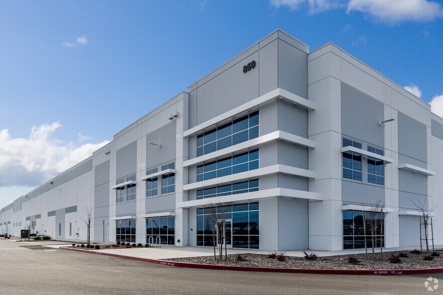 Eubanks Dr, Vacaville, CA à louer - Photo du bâtiment - Image 2 de 3