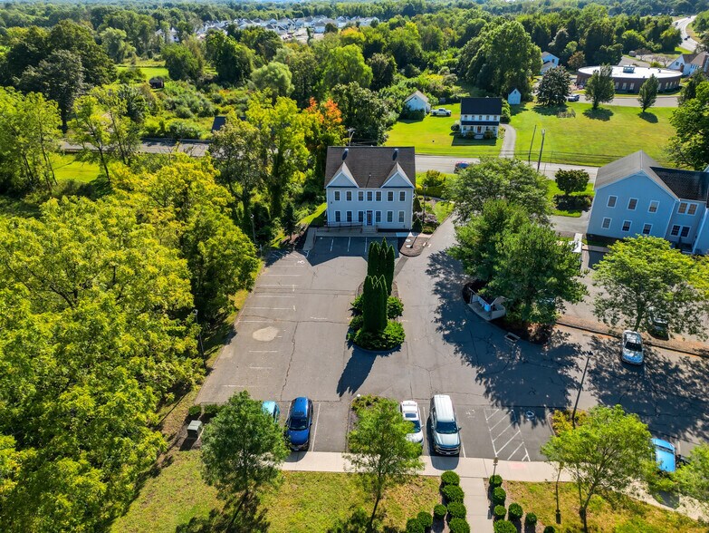 5 Creamery Brk, East Granby, CT à vendre - Photo du bâtiment - Image 2 de 33