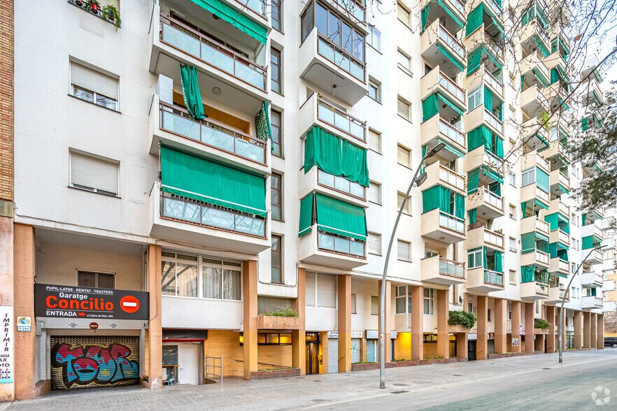 Commerce de détail dans Barcelone, Barcelona à louer - Photo du bâtiment - Image 2 de 3