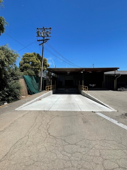 741 S Airport Way, Stockton, CA for lease - Building Photo - Image 3 of 11