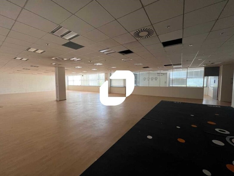 Office in Vaulx-Milieu for lease - Interior Photo - Image 3 of 6