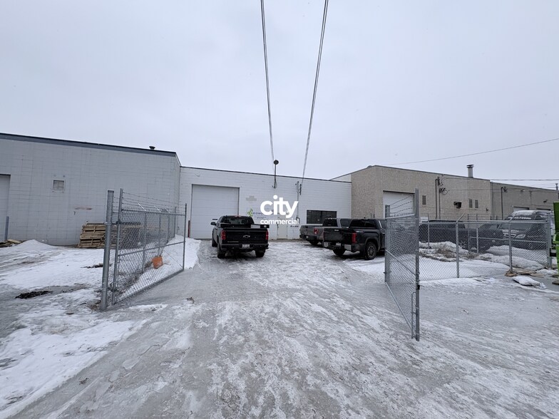 10555 111th St NW, Edmonton, AB à vendre - Photo du bâtiment - Image 2 de 12