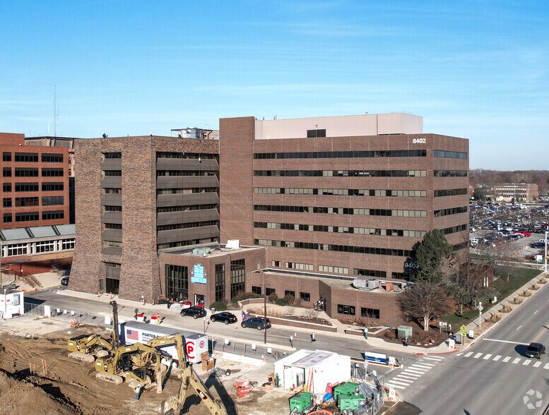 8402 Harcourt Rd, Indianapolis, IN à louer - Photo principale - Image 1 de 9