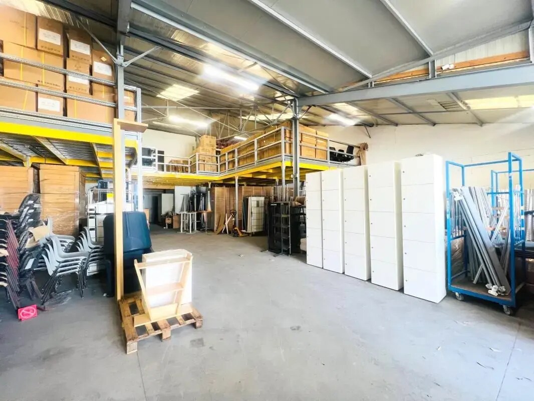 Industrial in Aulnay-sur-Mauldre for sale Interior Photo- Image 1 of 9