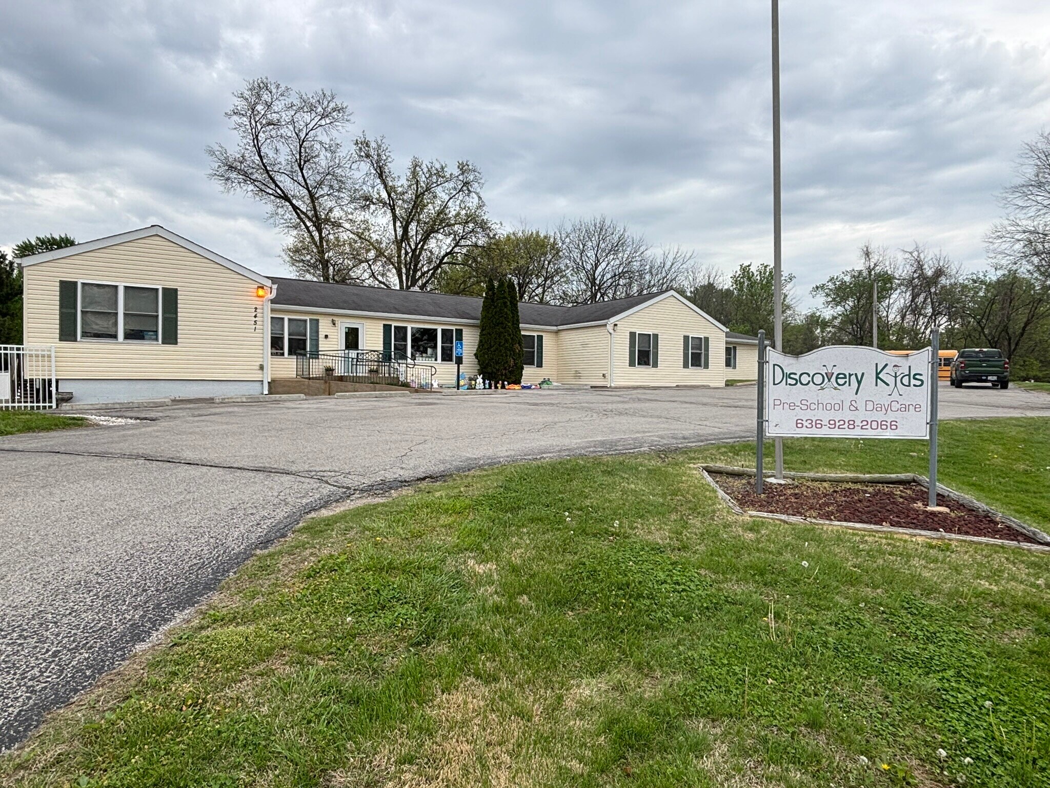 2451 Willott Rd, Saint Peters, MO à vendre Photo principale- Image 1 de 14