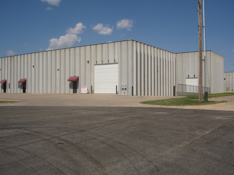 1854 S Florence Ct, Wichita, KS for lease - Building Photo - Image 1 of 7