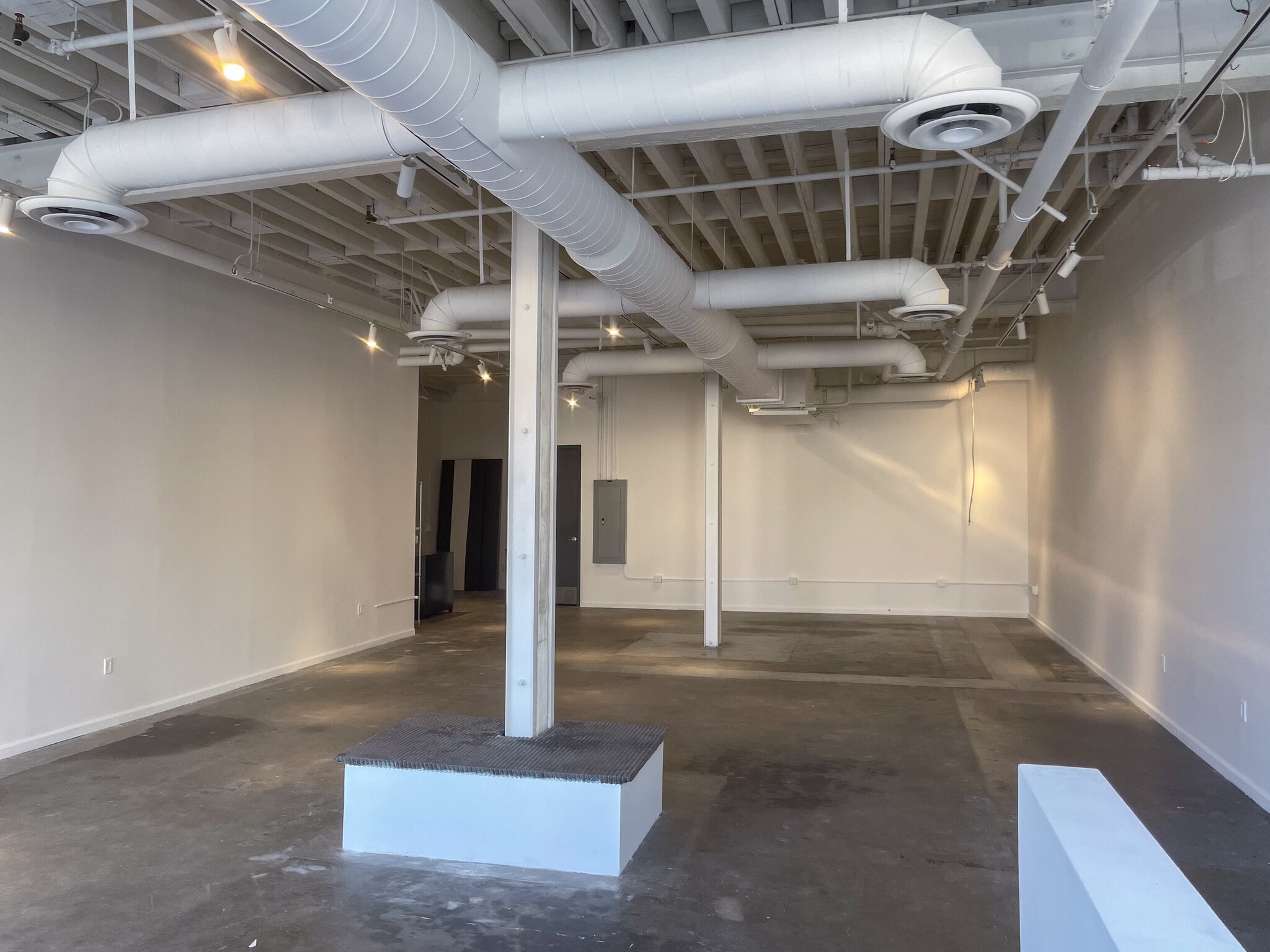 806 E 3rd St, Los Angeles, CA à louer Photo intérieure- Image 1 de 2