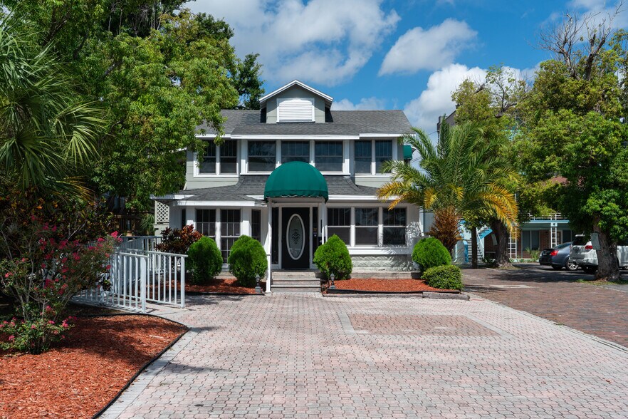 216 Mirror Lake Dr N, Saint Petersburg, FL à louer - Photo du bâtiment - Image 1 de 22