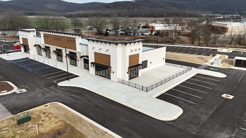 2626 Carl T Jones SE Dr, Huntsville, AL à louer - Photo du bâtiment - Image 2 de 5